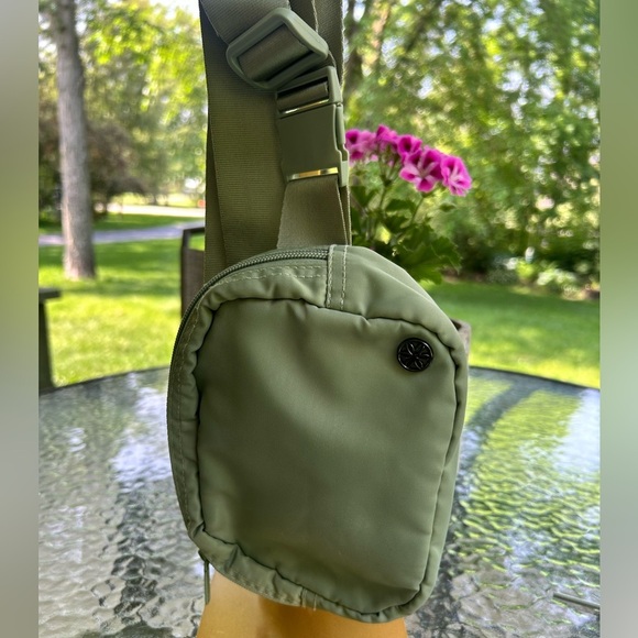 GAIAM-sidekick Fanny pack/chest bag, mint green with Adjustable strap - Picture 7 of 7